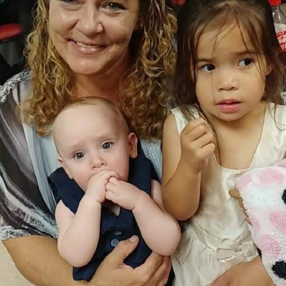 Meet your Posher, Nicole - Picture 3 of 4